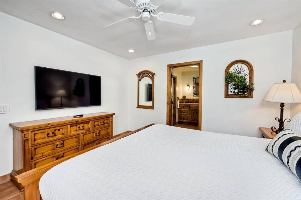 Great Group Retreat! Hacienda Decor, Spacious Floor Plan, Private Backyard Carlsbad Luaran gambar