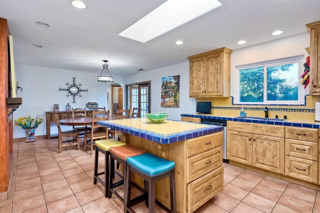 Great Group Retreat! Hacienda Decor, Spacious Floor Plan, Private Backyard Carlsbad Luaran gambar