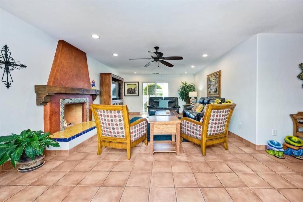 Great Group Retreat! Hacienda Decor, Spacious Floor Plan, Private Backyard Carlsbad Luaran gambar