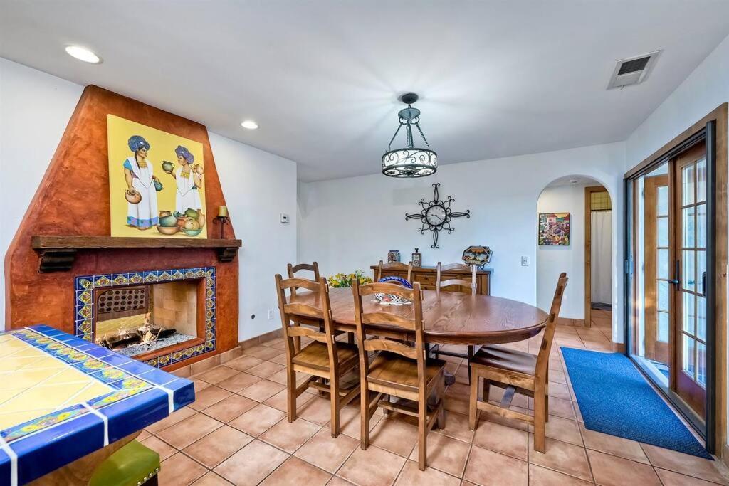 Great Group Retreat! Hacienda Decor, Spacious Floor Plan, Private Backyard Carlsbad Luaran gambar