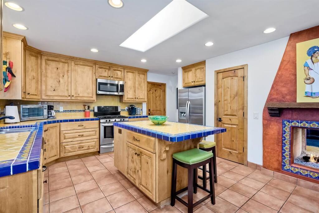 Great Group Retreat! Hacienda Decor, Spacious Floor Plan, Private Backyard Carlsbad Luaran gambar